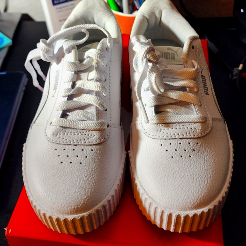 PUMA Womens Carina L White-Silver Blanc-Argent Fashion Sneaker Size 6